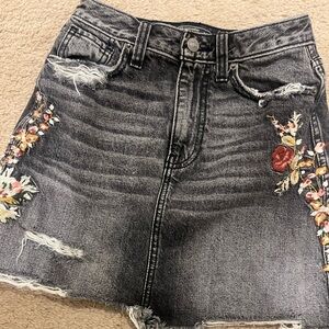 Abercrombie & Fitch Black Wash Floral Embroidered‎ Distress Jean Skirt Sz 24